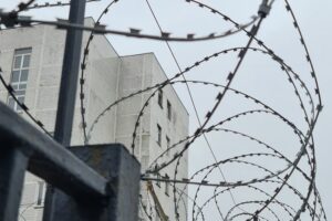«Верстка» рассказала подробности о вербовке российских заключенных для боев в Украине. Главное