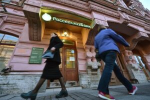 Средняя зарплата в Петербурге выросла до 82 тысяч рублей, отчитались в Смольном. Почему в реальности горожане стали беднее и сколько они получают?