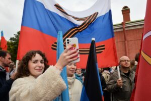 15 фото с провластного митинга за «референдумы» в Петербурге. Тысяча людей собралась поддержать присоединение оккупированных территорий