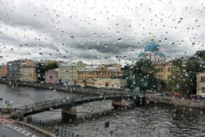 После небольшого потепления в Петербург придет циклон «Квини» — он принесет дожди и похолодание