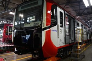 В петербургском метро начали испытания поезда «Балтиец» — с розетками и WiFi. Власти обещают еще 950 таких вагонов до 2031 года