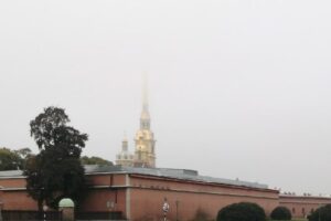 Понедельник в Петербурге начался с густого тумана. К вечеру погода ухудшится