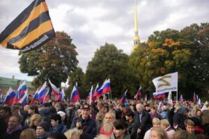 «Слово „деньги“ здесь не звучит». В Петербурге начался митинг в поддержку присоединения оккупированных территорий. О чем говорят его участники?