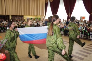 Флаг, гимн и Путин. Как в школах Петербурга и Ленобласти встречают неделю с гимна и поднятия триколора