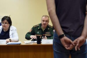 Петербуржцу пытались выдать повестку в отделении ГИБДД. Из-за отказа подписывать документ ему не отдали паспорт