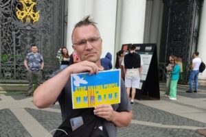 Против активиста из Петербурга возбудили уголовное дело о побоях — он якобы разбил бровь парню с буквой Z на одежде