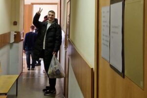 Суд в Петербурге на 8 суток арестовал активиста Максима Леонова за акцию «Раздача пустых обещаний»