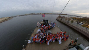 Активисты «Волонтерской роты» и Центрального района выстроились в букву Z на борту крейсера «Аврора»