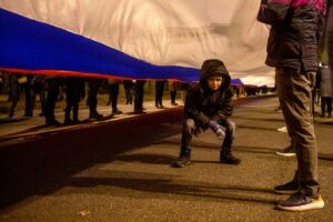 По Петербургу пронесли 600-метровый сербско-российский флаг. Показываем как