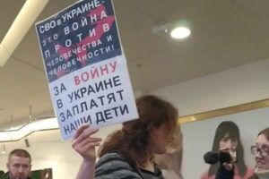 Полицейские задержали петербурженку за антивоенный пикет в «Галерее» и удерживали в отделе ее несовершеннолетних детей