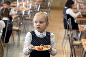 В Петербурге утвердили стоимость школьных обедов на 2023 год