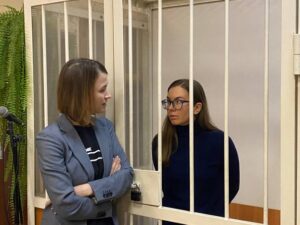 В Петербурге прошло заседание по делу Вики Петровой. Ее обвиняют в «фейках» об армии