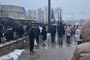 ❗️ Движение на синей линии метро в Петербурге остановилось почти на час. Что известно об остановке и причинах