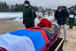 Без родственников, но с массовкой: как в Петербурге после двух недель споров похоронили заключенного и бойца ЧВК «Вагнер»