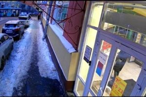 Из-за падения пенсионера на льду в Петербурге возбудили уголовное дело