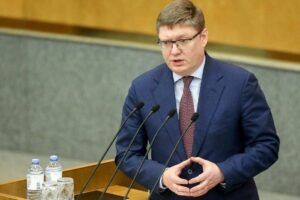 Депутаты разрабатывают ограничения на работу для уехавших россиян: хотят запретить быть самозанятыми и повысить налоги для ИП