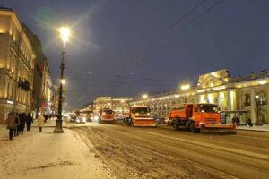 «Труднее стало переходить дороги, это вечный попутчик нашей зимы»: как Петербург встретил снегопады. Грязь, аварии, пробки и «испарившаяся» техника