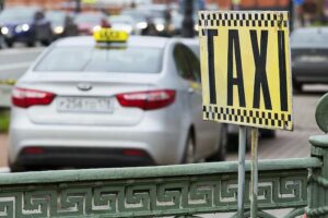 Госдума приняла закон о работе такси. Теперь ФСБ получит доступ к данным о поездках россиян