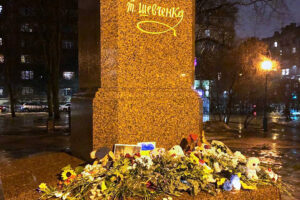 «Город вместе против зла». Как петербуржцы чтут память погибших от российских ракет в Днепре
