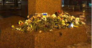 В Петербурге разобрали стихийный мемориал в память о погибших в Днепре. Неизвестные убрали цветы с памятника Тарасу Шевченко