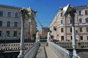 В Петербурге приговорили к восьми месяцам колонии мужчину, повредившего фонари на Львином мосту