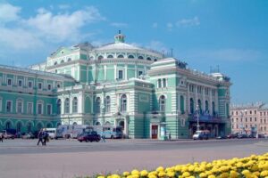 Петербуржцев больше часа не пускали на балет «Лебединое озеро» в Мариинском театре