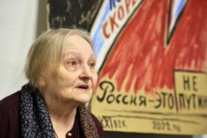 «Пока жива — выйду на протест». В Петербурге выставили плакаты 77-летней художницы Елены Осиповой, выступающей за мир