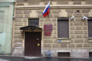 Обвиняемому в нападении на полицейского петербуржцу могут заменить штраф на тюремный срок