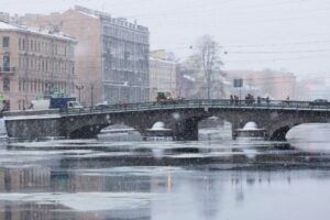 В Петербурге начинается продолжительная оттепель, сообщил главный синоптик. Утром в городе были серьезные пробки