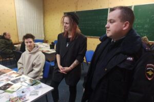 Полиция пришла на вечер писем политзаключенным в Петербурге по доносу «гееборца» Тимура Булатова