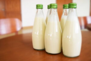 Российские производители начали продавать молоко в килограммах. Так можно скрыть уменьшение объема продукта