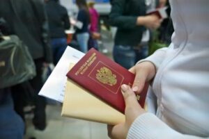 Более 600 тысяч мигрантов уехали из России за десять месяцев 2022-го — это рекорд за пять лет. Обновлено