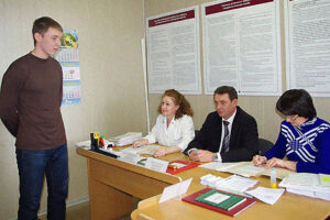 Врачи поликлиники № 99 Выборгского района Петербурга раздавали повестки во время приема, пишут «Важные истории»