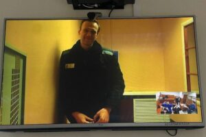 Суд признал бывшего полицейского виновным в «сливе» данных пассажиров рейса, которым в августе 2020 года летел Навальный
