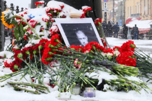 Петербуржцы несут цветы к месту взрыва на Университетской набережной. У фонарного столба организовали стихийный мемориал