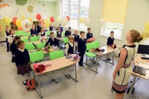 В школах Петербурга учеников заставляют учить «гимн российской армии» и приносить сигареты