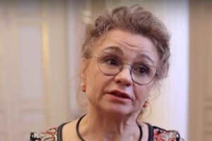 В квартире депутатки Закса Елены Раховой прошел обыск по делу о мошенничестве. Ее доставили в СК, пишут СМИ