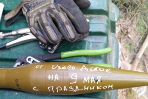 Муниципалитет «Озеро Долгое» поздравил жителей с 9 Мая надписями на снарядах с войны в Украине