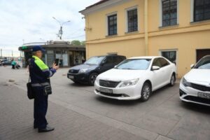 В Петербурге хотят запретить парковку у станций метро. У «Площади Александра Невского» уже оштрафовали 10 водителей