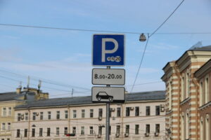 В ноябре на Васильевском острове появятся платные парковки. Местные жители выступили против этого