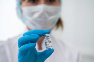 В России хотят прекратить массовую вакцинацию от коронавируса. Это предложение Минздрава