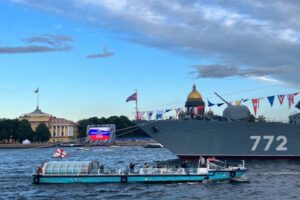 Перекрытия, разведенные днем мосты и парады в Петербурге и Кронштадте. Как проходит День ВМФ в Петербурге