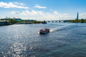 В Петербурге почти на треть подорожали водные прогулки. Кто их покупает и какие маршруты предлагают перевозчики