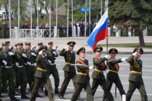 В октябре российским военным и силовикам увеличат оклады на 10,5 %