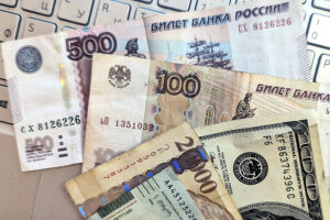 «Пока мой план: паниковать и занять денег». Многие уехавшие петербуржцы зарабатывают в рублях — как на их жизни сказывается обвал национальной валюты