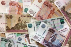 Курс рубля на Мосбирже снова снизился несмотря на повышение ключевой ставки