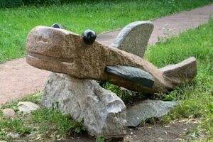 С детской площадки на Васильевском острове исчезла скульптура рыбы. Жители пытаются ее вернуть