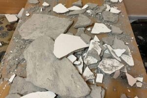 «Я либо удачно сидела, либо увернулась»: потолок обрушился в одной из комнат общежития СПбГУ