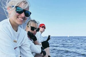 «Возможность сказать, что ты больше, чем мама или работница». Петербурженки создали команду по яхтингу — она второй год выигрывает в традиционно мужском спорте