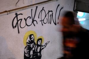 Политические граффити в Тбилиси — чему посвящены и как их наносят? Главное из исследования студентов МГУ